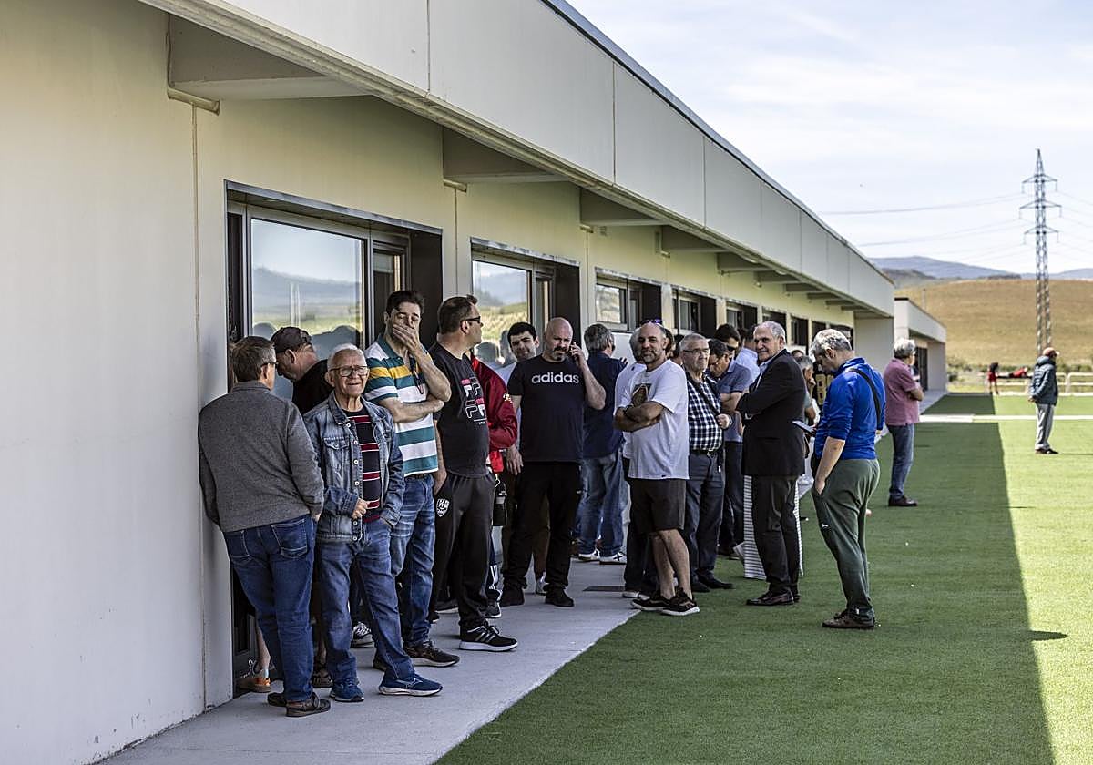 Fila de aficionados esperando a comprar entradas en la Ciudad Deportiva este miércoles.