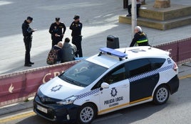 Varios agentes de la Policía Local, en una actuación, el pasado mes de marzo.