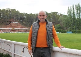 Martínez posa con el najerino estadio de fútbol de La Salera como exquisito telón de fondo.