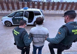 Dos agentes de la Guardia Civil flanquean a un detenido por agredir a dos mujeres en Calahorra.