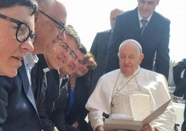 El papa Francisco, con el libro.