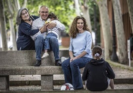 Cristina e Isidro abrazan a la pequeña que llegó a su hogar en septiembre del año pasado. Junto a ellos, Isabel, que también hace 15 meses vio cómo su familia crecía con una nueva hija de nueve años.