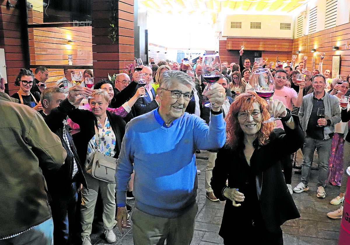 José Luis García y su hija Yolanda brindaron con todos agradeciendo el cariño de la sociedad arnedana.
