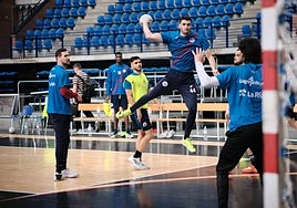 Juan Palomino se eleva para lanzar en un entrenamiento del Ciudad de Logroño esta semana.