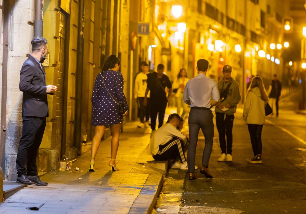 Una escena nocturna de la calle Sagasta.