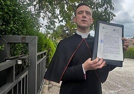 El portavoz de las monjas de Belorado, José Ceacero, muestra la denuncia.
