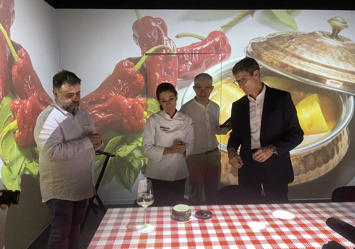 Gonzalo Capellán, ayer, en la explicación de la sala inmersiva de la Escuela de Hostelería y Turismo.