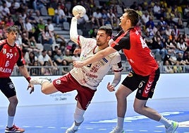 Ismael El Korchi busca el lanzamiento ante el Granollers.