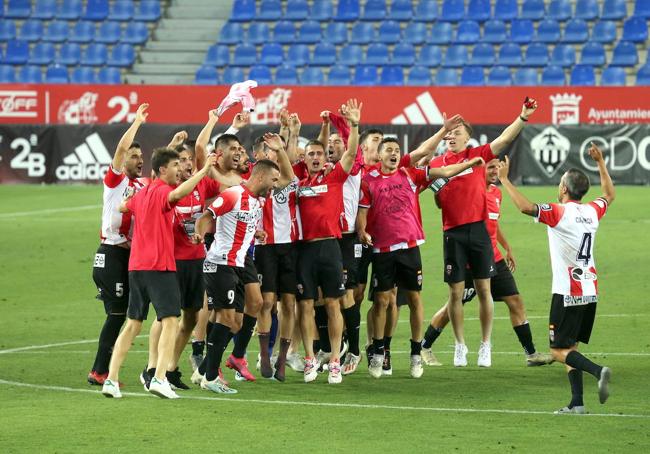 Los jugadores de la Unión Deportiva Logroñés celebran el ascenso logrado en Málaga tras imponerse al Castellón.