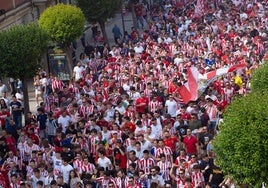 Imagen de los aficionados blanquirrojos antes del partido ante el Hércules de 2019. Este domingo se esperan imágenes similares.