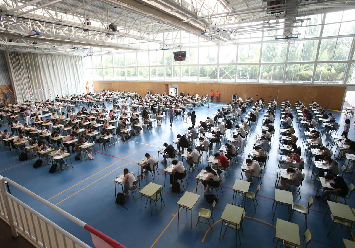 Foto general de estudiantes en la EBAU del pasado año.