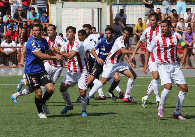 Jugadores de la UD Logroñés (de azul) y el Huracán esperan la llegada del esférico en el partido de vuelta disputado en tierras valencianas.