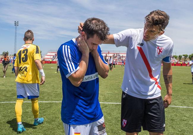 Antxon Muneta es consolado por un futbolista del Sevilla Atlético después de que la Unión Deportiva Logroñés se despidiera del sueño del ascenso en la temporada 2015-16.