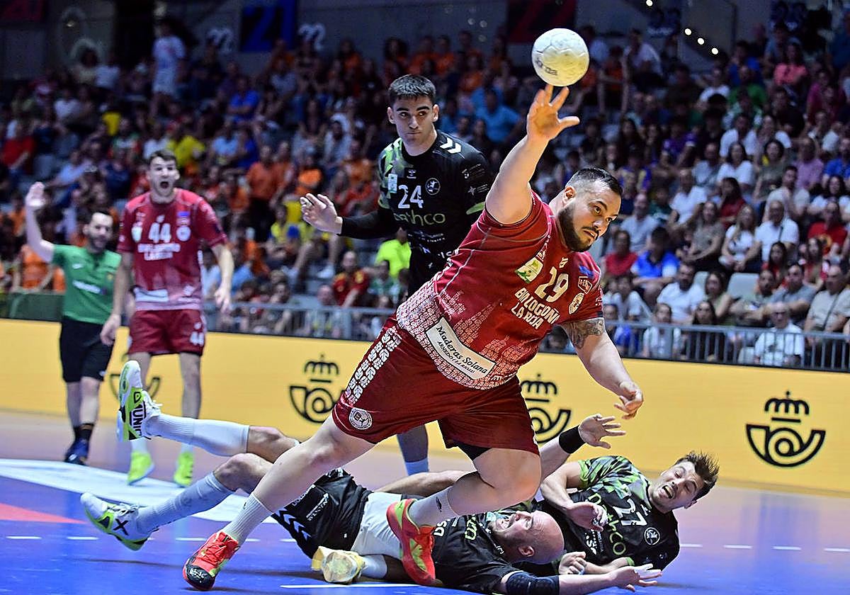 Javi García lanza desde los seis metros durante la semifinal ante el Torrelavega.