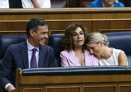 Pedro Sánchez bromea por María Jesús Montero y Yolanda Díaz, en el pleno en el que se aprobó la Ley de Amnistía