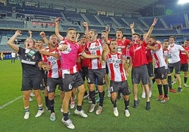 Iñaki Sáenz (dorsal 16) celebra con sus compañeros el ascenso de la UDLogroñés a Segunda División.