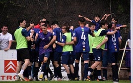 Los jugadores del Anguiano celebran el gol de Urrecho en la prórroga con el que conseguían clasificarse para la final regional del 'play off'.