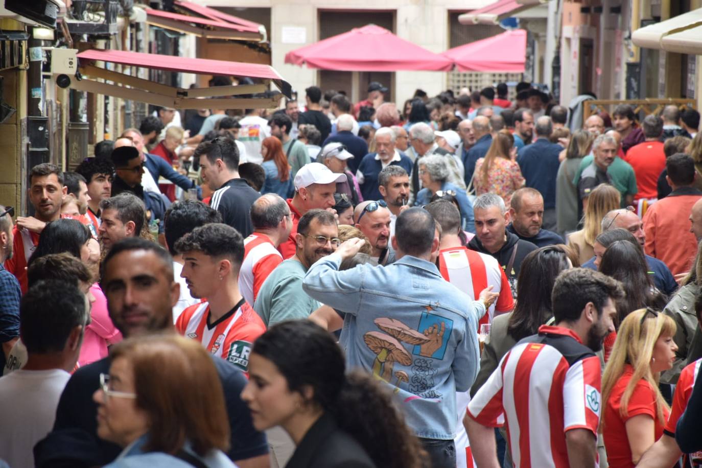 Ambiente blanquirrojo en la Laurel antes del UDL-Marbella