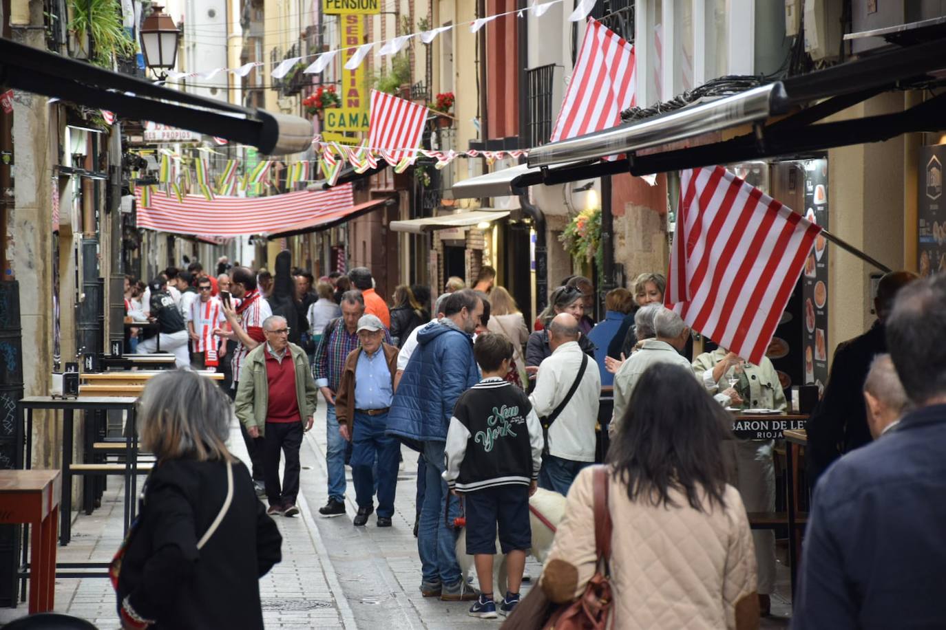 Ambiente blanquirrojo en la Laurel antes del UDL-Marbella