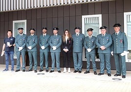 Los galardonados con la Medalla al Mérito de Protección Civil posan en el exterior de la Bodega Institucional de La Grajera.