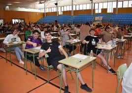 Alumnos de la zona de Calahorra posan antes de comenzar el examen de EBAU en el pabellón Europa.