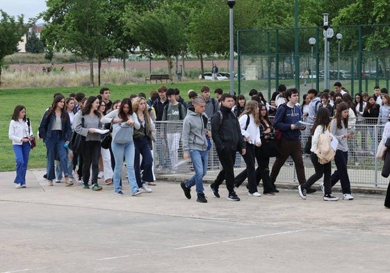 Los estudiantes, minutos antes de entrar en el recinto para examinarse la EBAU.