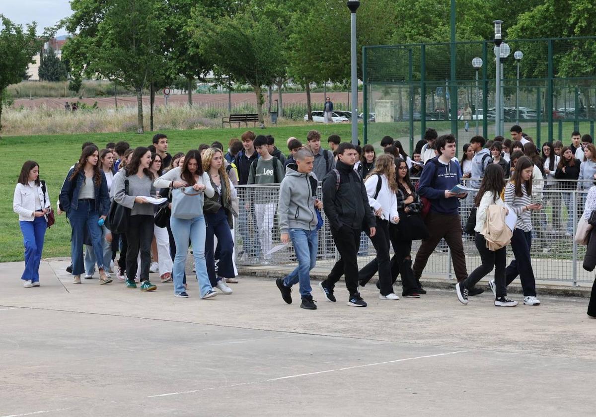 Los estudiantes, minutos antes de entrar en el recinto para examinarse la EBAU.