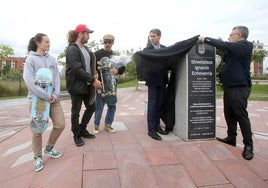 Conrado y Capellán descubren la placa en homenaje a Ignacio Echeverría.