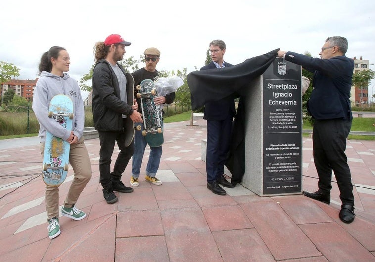 Conrado y Capellán descubren la placa en homenaje a Ignacio Echeverría.