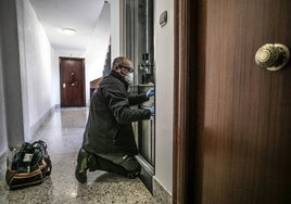 Un operario revisa un ascensor en Logroño.