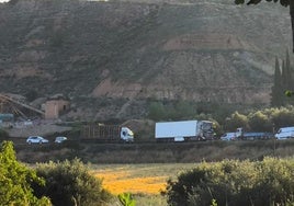 Camiones y coches atascados en los caminos de salida de Villamediana