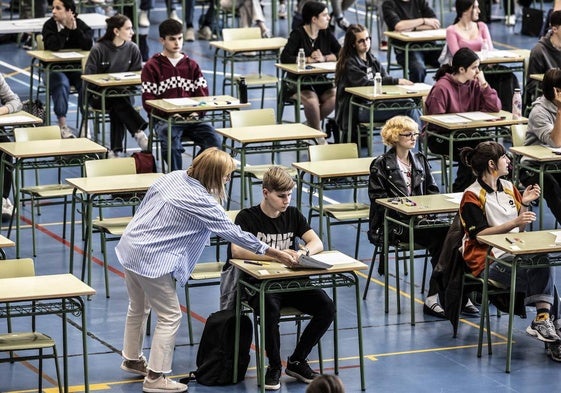 Una profesora responde a las dudas de un alumno durante la EBAU de este año.