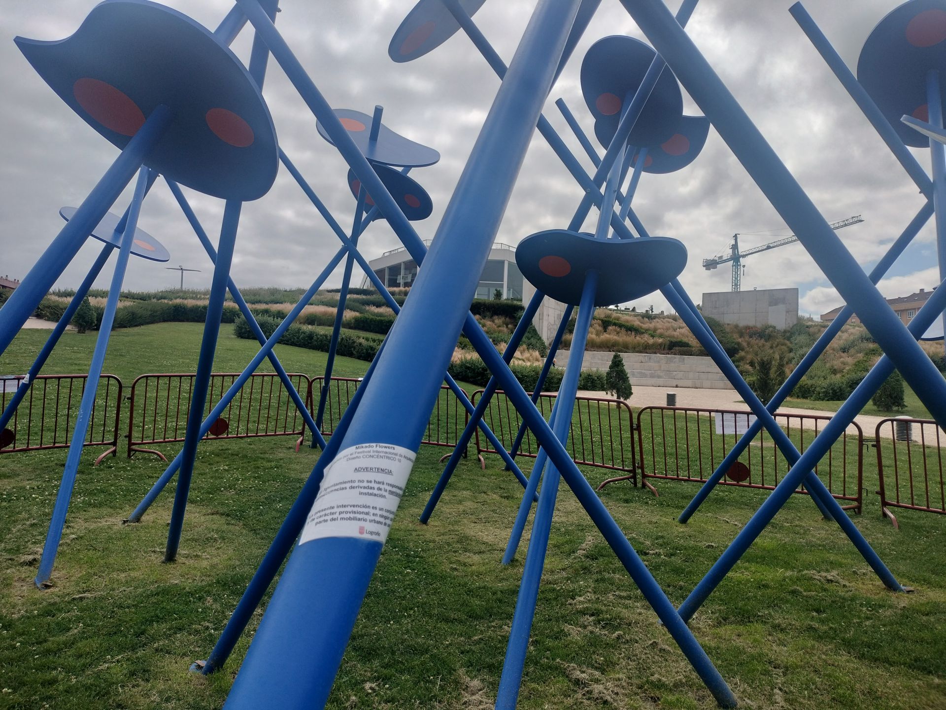 El conjunto escultórico, con las vallas y las advertencias que se han colocado