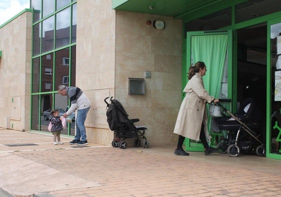 Varios padres recogen a sus hijos en el centro Reina Estefanía.