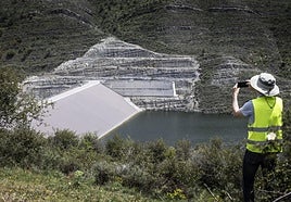 La presa de Soto-Terroba, en la mañana de ayer, dieciséis años después de iniciarse la obra y cinco desde que se terminó, aún sin ponerse en funcionamiento.