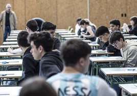 Varios estudiantes se enfrentan a la EBAU.