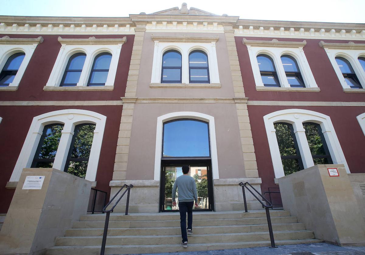 Entrada al Sagasta por Muro del Carmen, crujía donde está prevista la futura parte museística del IES.