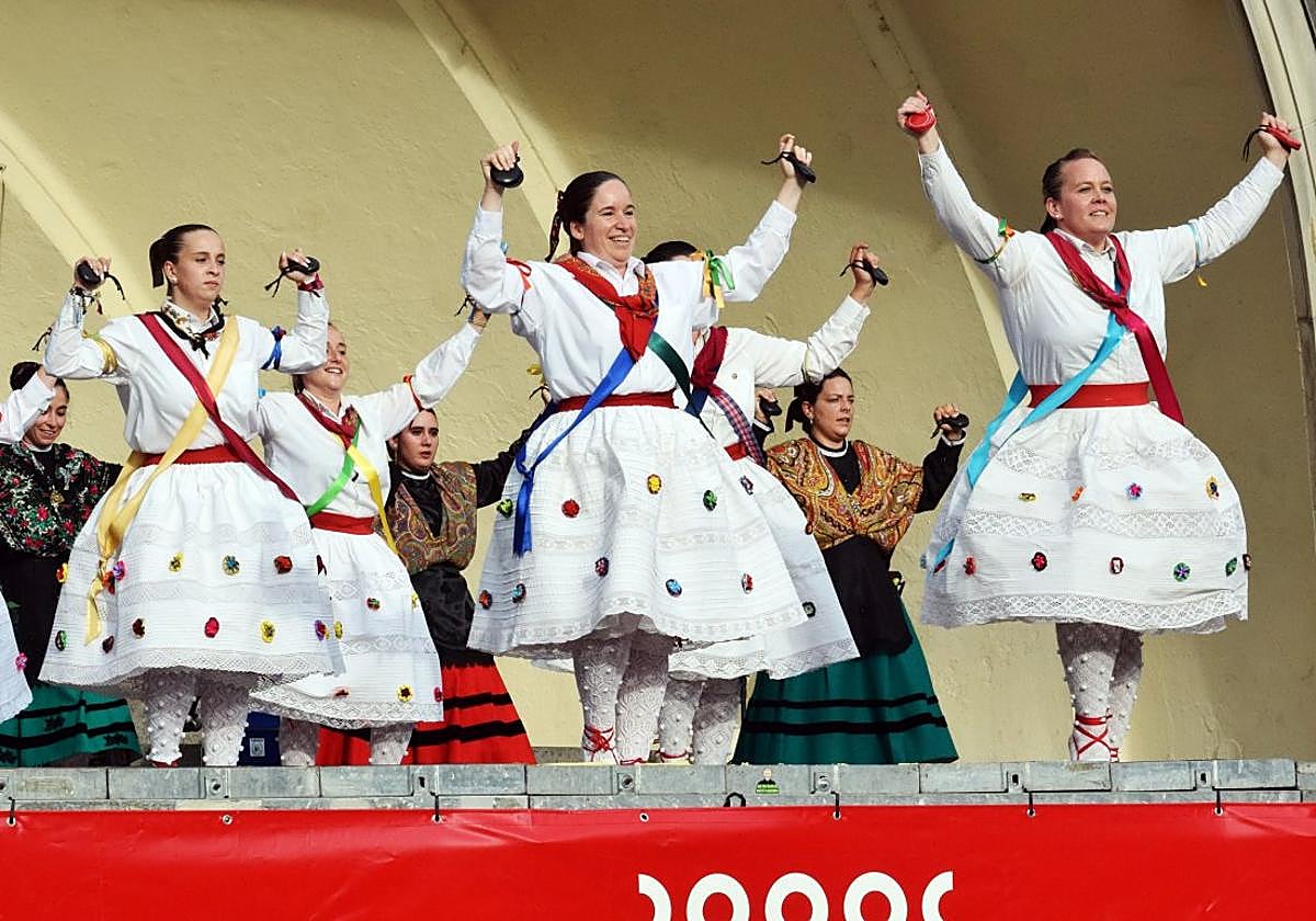 Actuación folclórica en San Bernabé en 2023.