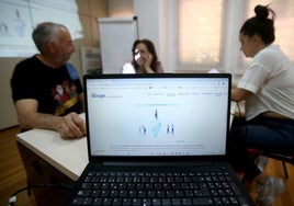 Los responsables del programa departen en la sede de Rioja Acoge.