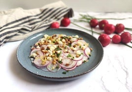 Carpaccio de rabanitos listo para disfrutarse.