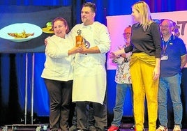 Javier Ruiz y Mónica Loro recibiendo el premio en Vinaroz.