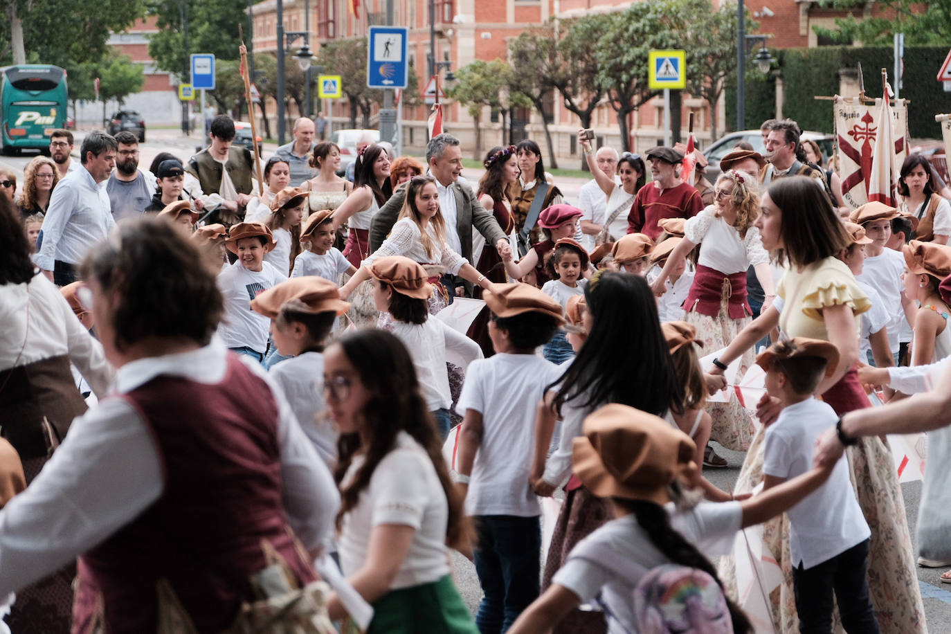 Pregón infantil y bailes renancentistas