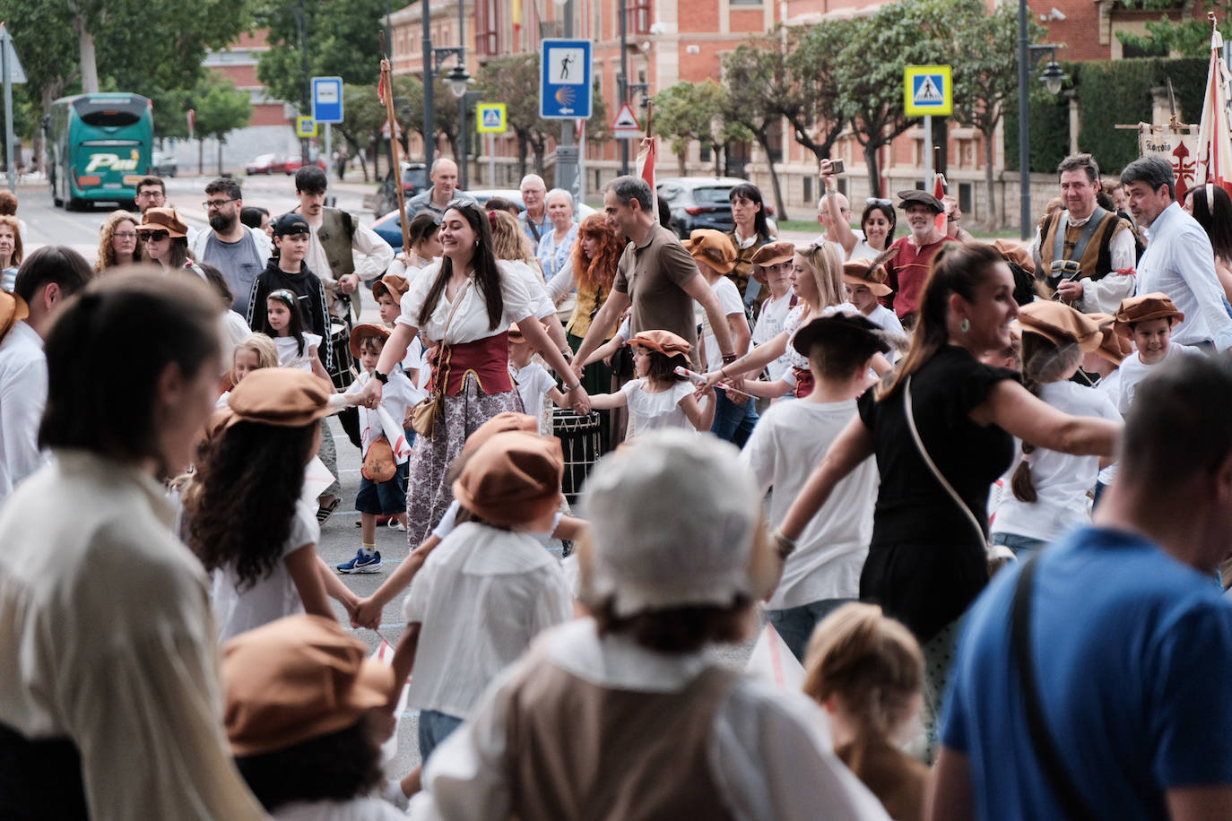 Pregón infantil y bailes renancentistas