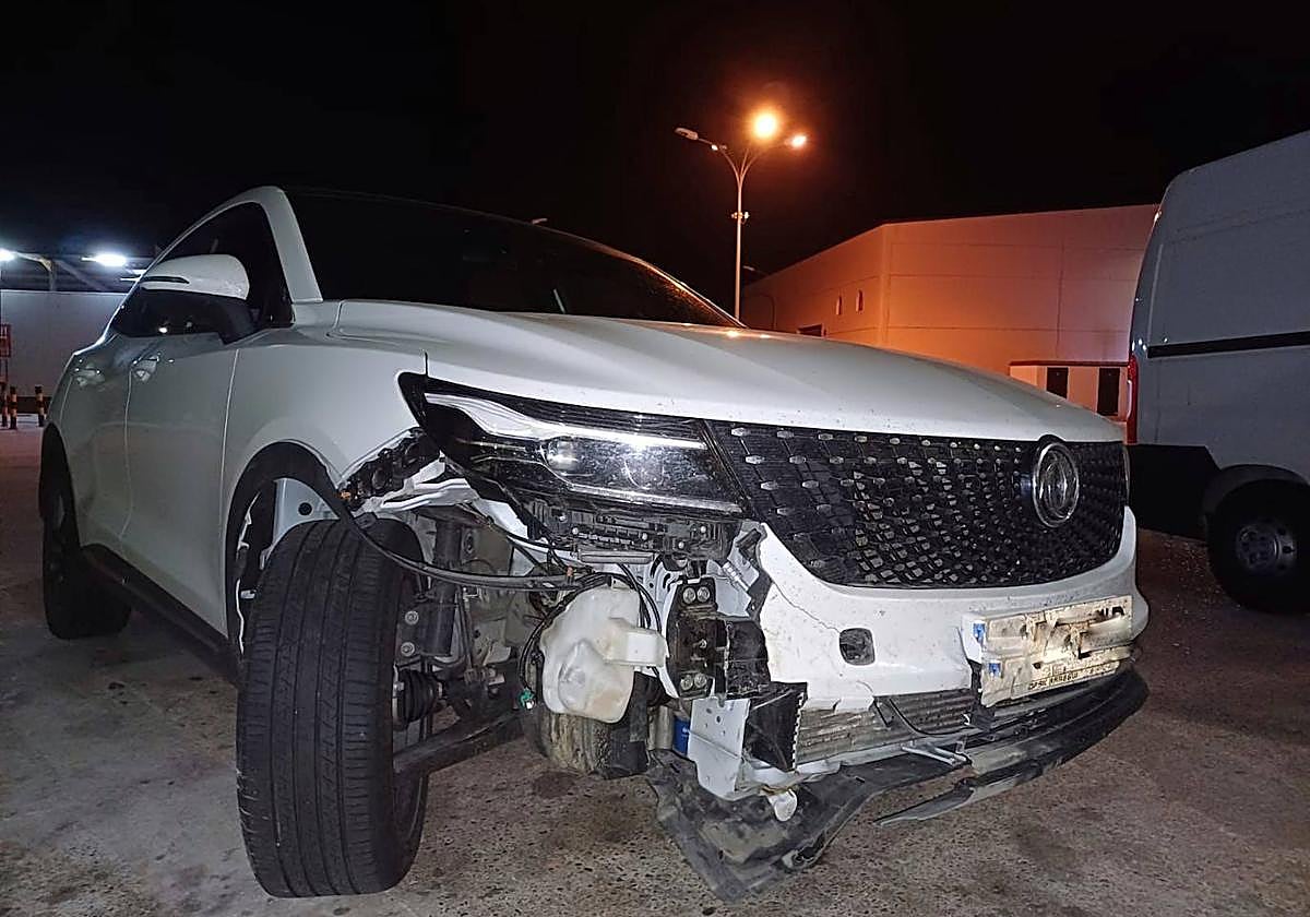 Estado en el que quedó el vehículo, un DFSK, tras colisionar con el jabalí.