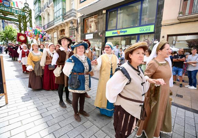 Los trajes renacentistas dieron color a Logroño.