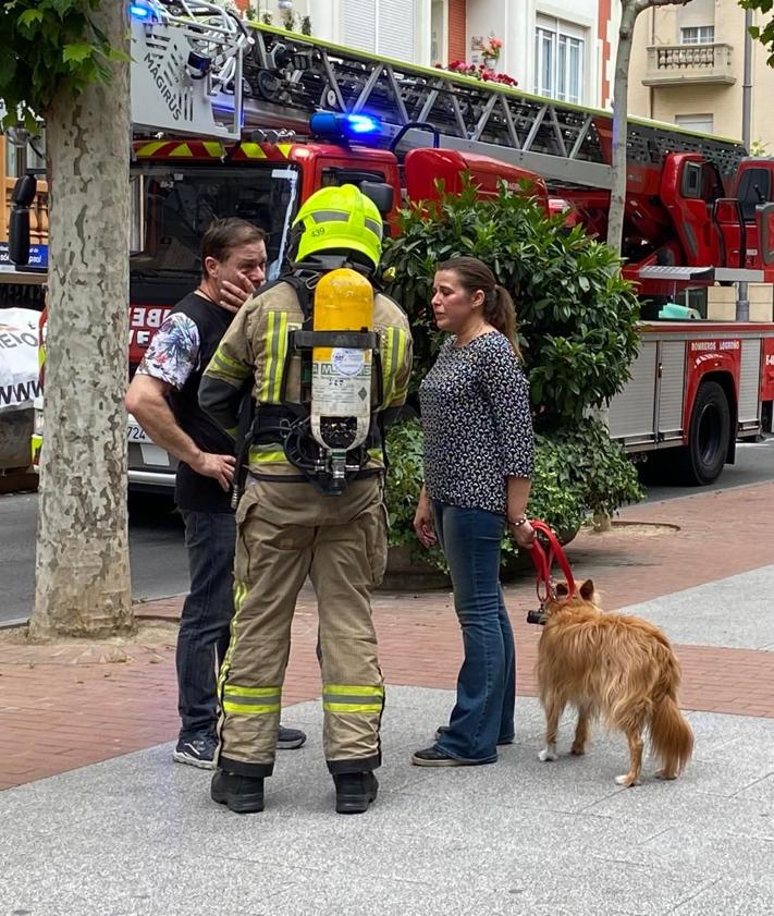 Imagen secundaria 2 - Un pequeño incendio obliga a desalojar a los vecinos de un edificio en Logroño