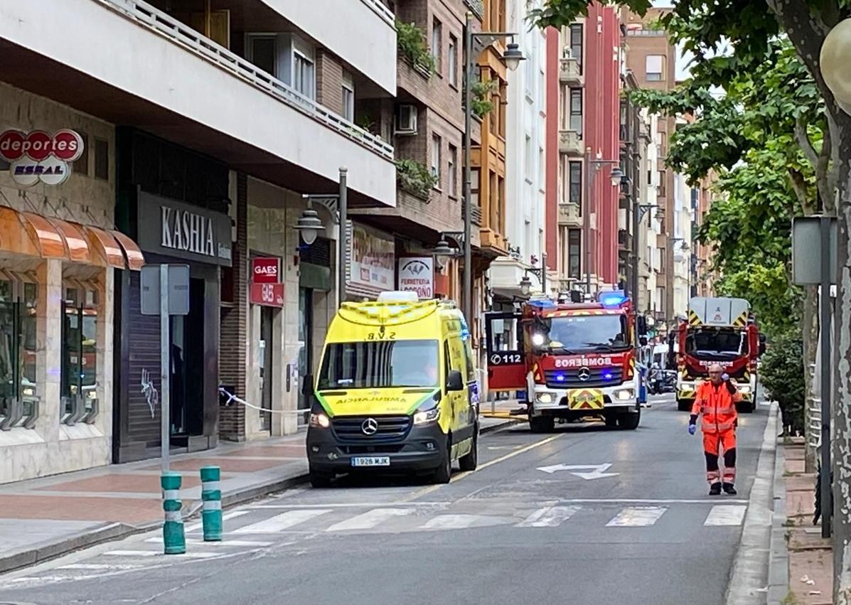 Imagen secundaria 1 - Un pequeño incendio obliga a desalojar a los vecinos de un edificio en Logroño