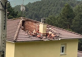 Estado en el que ha quedado el tejado de la vivienda.