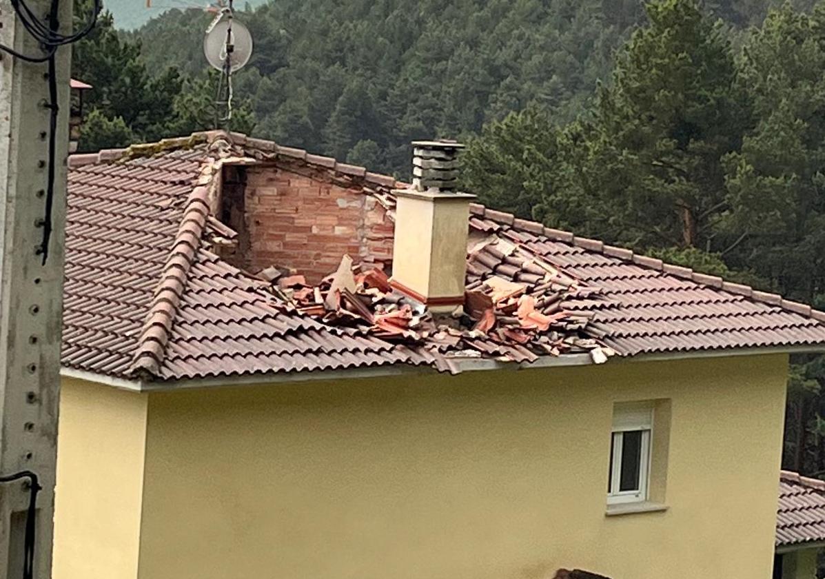 Estado en el que ha quedado el tejado de la vivienda.