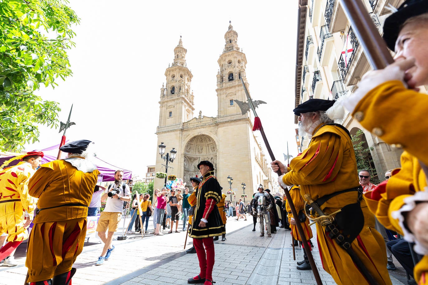 Desfile de Carlos V por las calles de Logroño